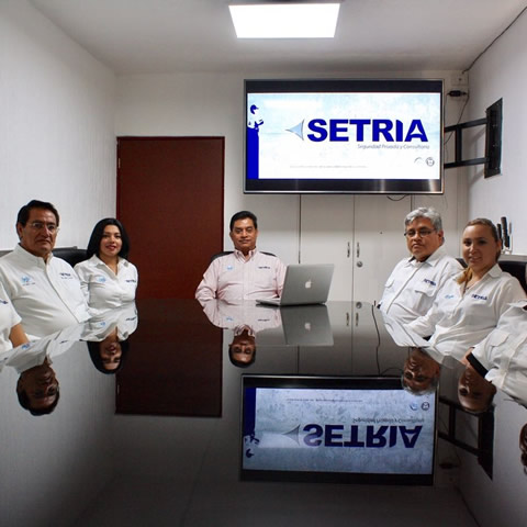 Fotografía de un guardia de seguridad de Setria con uniforme oficial