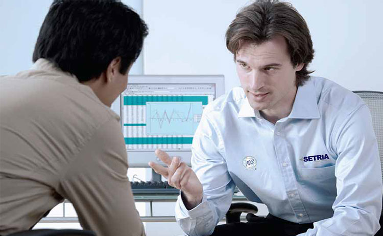 Asesor de Setria platicando con un cliente