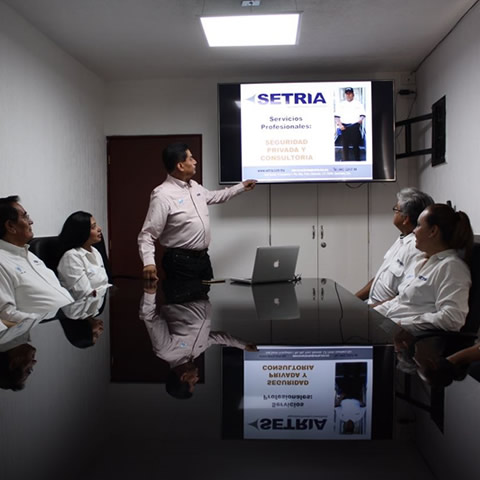 Fotografía de un guardia de seguridad de Setria con uniforme oficial